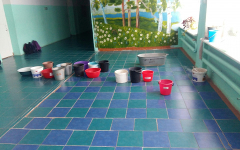 В одной из школ Пензенской области с протекающей крышей борются с помощью тазиков