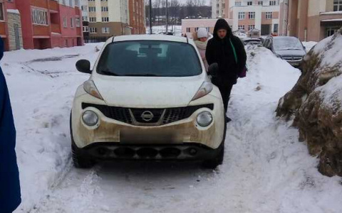 Пензячку возмутил автохам, вставший на тротуаре