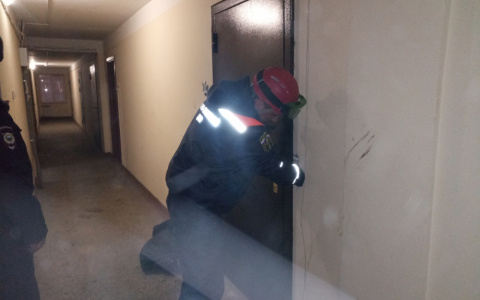 В Пензе спасатели взломали дверь, откуда доносились крики о помощи