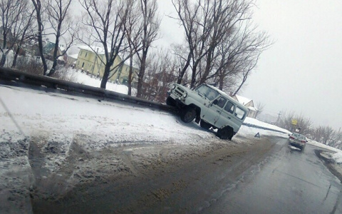 Внедорожник «запрыгнул» на ограждение в Пензе