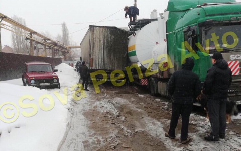 В Пензе столкнулись два большегруза, дорога парализована