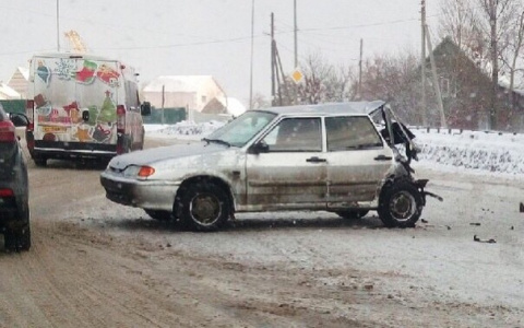 В Пензе на Окружной самосвал снес легковушку - видео