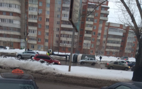 В аварии на Луначарского перевернулась грузовая "Газель": фото
