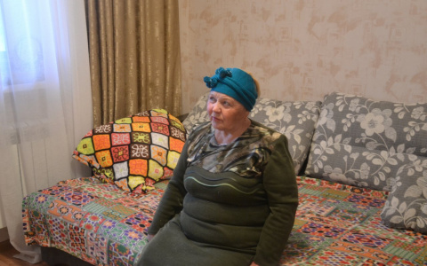 «Протянули руку помощи»: волонтеры переселили женщину из недостроенного дома в теплую квартиру