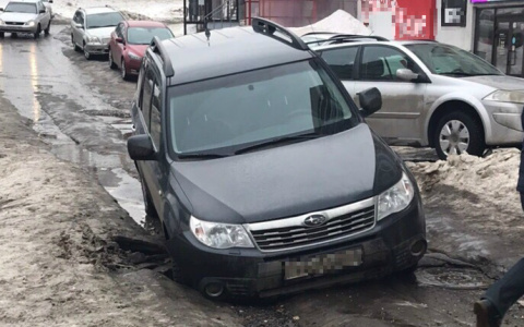 В Пензе на улице Пушкина иномарка провалилась в дорожную яму
