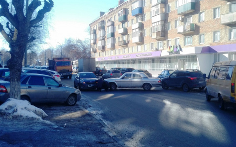 В Пензе образовалась огромная пробка из-за аварии на улице Мира