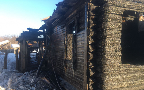 Появились фото сгоревшего дома, в котором умер пензенец
