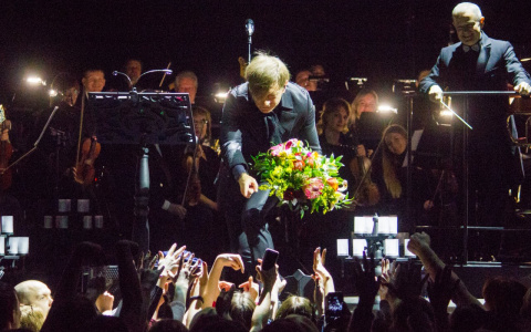 На концерте в Пензе лидер «Би-2» подарил фанатке цветы