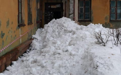 Снежная баррикада: в Пензе жильцы не могут выйти из собственного подъезда