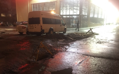 "Ложатся на пузо": в Пензе автомобили застревают в огромной яме