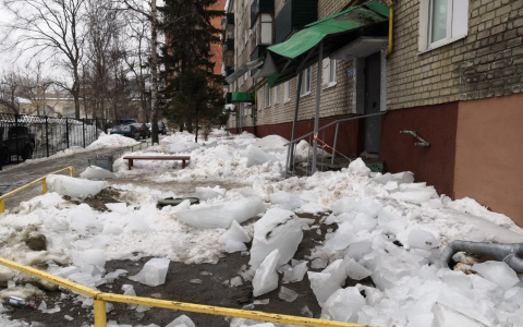 В Пензе произошло опасное обрушение льда с крыши – фоторепортаж