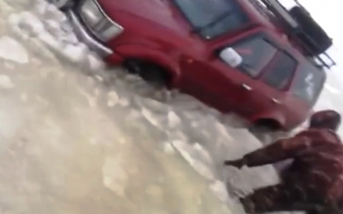 Пензенцы утопили внедорожник в Сурском водохранилище – видео