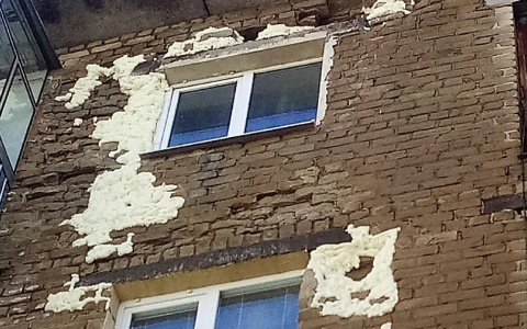 "Как тебе такое, Илон Маск": в Пензе стены домов замазывают пеной