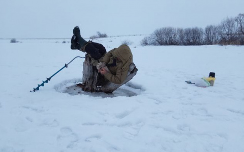 «Левую ногу выше»: Пензенский рыбак поймал почти 100 рыб в странной позе