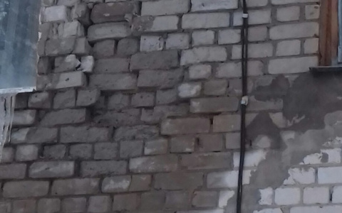"Стена скоро упадет": пензячка о разрушающемся доме на улице Военный городок