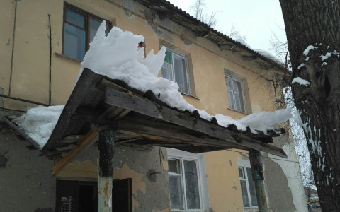 В Пензе огромная глыба снега с крыши пробила подъездный козырек