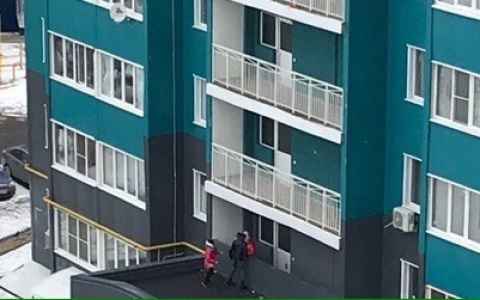 «Юные паркурщики»: в Пензенском районе дети гуляют по крыше подъезда