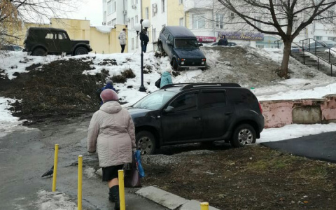 Фотоновость: в Пензе из-под колес уходит «парковочное место»