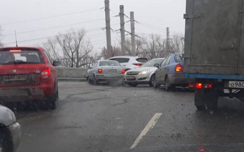Поворот не туда: в Пензе куча машин столкнулись в ДТП