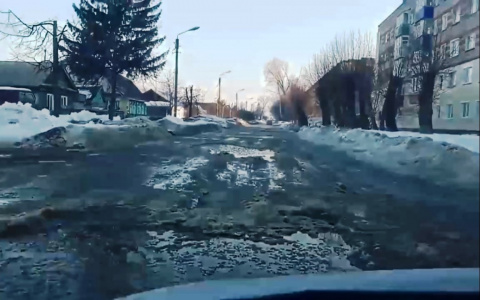 В Пензенской области машины трясутся и ныряют носами в лужи – вид из салона, видео