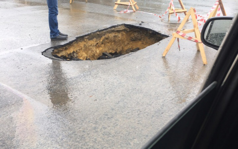 "Черная дыра": в Кузнецке Пензенской области провалился асфальт