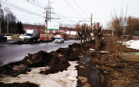 "Убрали с проезжей части на пешеходную": пензенцы вынуждены ходить по грязи