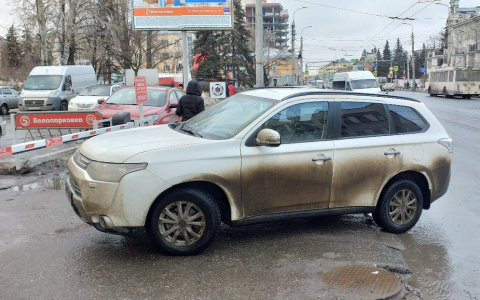 "Вызывайте эвакуатор": пензенец бросил автомобиль на въезде на тротуар
