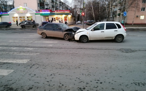"Лоб в лоб": в Пензе на Суворова жестко столкнулись две "Лады"