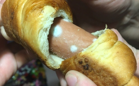 Сосиска с "сюрпризом": пензячка пребывала в ужасе от купленного продукта