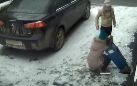 В Пензе две школьницы разломали урну ради недокуренной сигареты