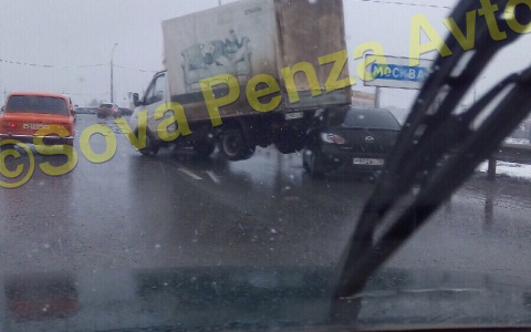 В Пензе "Газель" залетела на "Мазду"