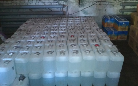 В Пензенской области в гараже у сотрудника полиции нашли 6 тысяч литров "паленки"