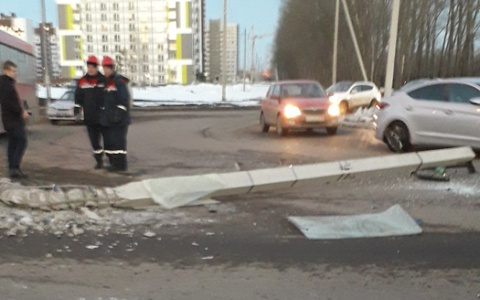 "Вырвало с корнем": в Пензе водитель автобуса снес бетонный столб
