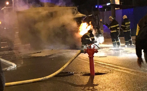 «Горящий грузовик и искореженная легковушка»: в аварии в центре Пензы погиб водитель