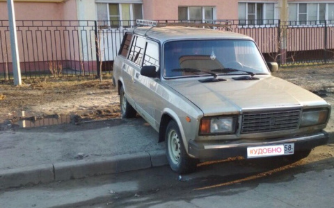 Фото дня: парковка посреди тротуара в Пензе