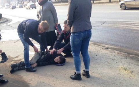 В центре Пензы у молодого человека случился припадок