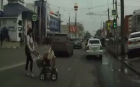 "Уверенно шагала под автомобили": пензячка везла коляску с ребенком через поток машин