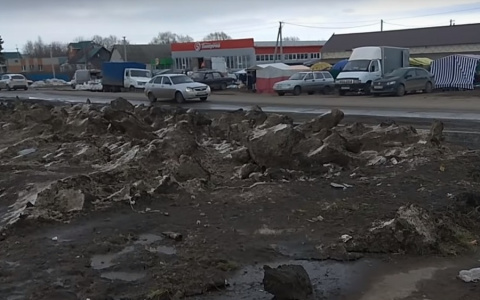 Жители Пензенской области сняли видео о снежных завалах на площади