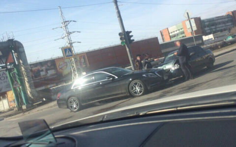 "Отдаст квартиру": пензенцы обсуждают столкновение "Приоры" и "Мерседеса"