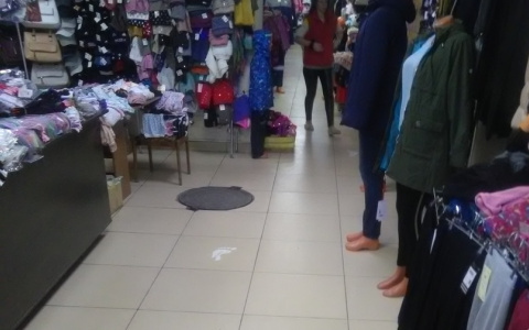 "Подпольный швейный комбинат": пензенцев шокировал колодец в полу магазина