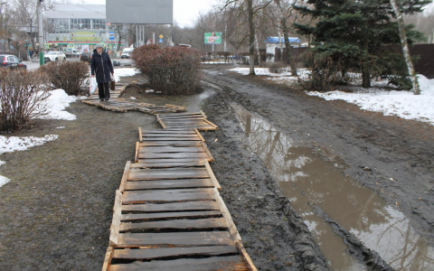 Кинули поддоны в грязь и все: в Пензе общественники добились "переделки" перехода