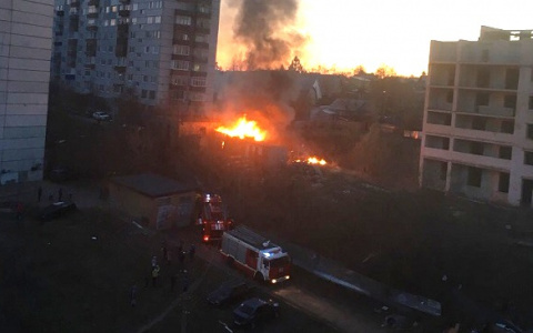 «Тут дом подожгли»: в Пензе горит здание на улице Кижеватова