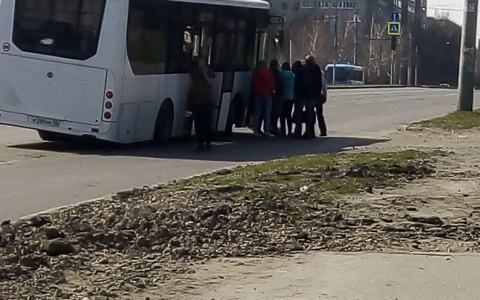 "Приехали": в Пензе сломанный автобус едва не упал на дорогу