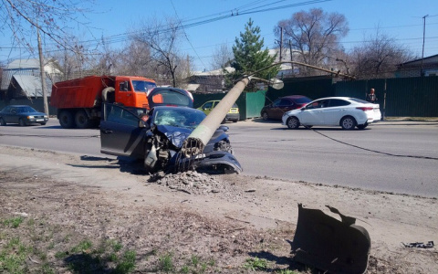 В Пензе фонарный столб рухнул на иномарку