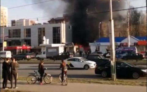 "Слышали сильный хлопок": пензенцев напугал пожар у торгового центра - ВИДЕО