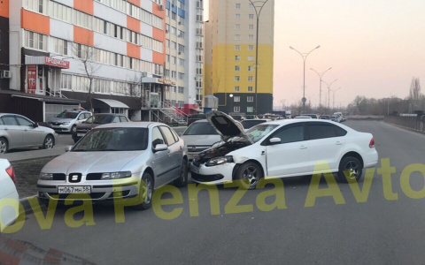 В Пензе "Фольксваген" протаранил припаркованные автомобили