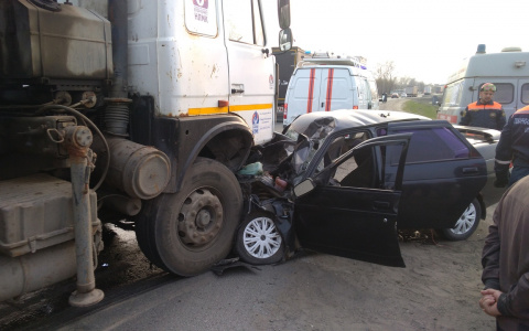 Под Пензой самосвал «замял» легковушку – фото