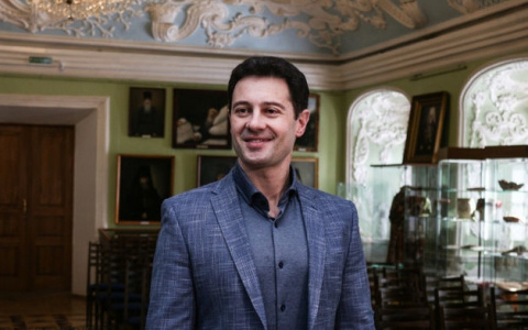 "В конце заголовка точка не ставится": пензенец Антон Макарский прочитал "Тотальный диктант"