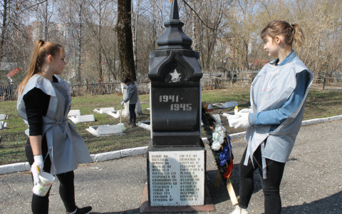 Пензенские активисты почистили могилы солдат, умерших от ран в госпитале