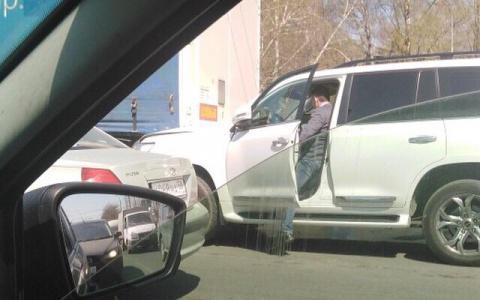 В Пензе внедорожник встретился с грузовиком